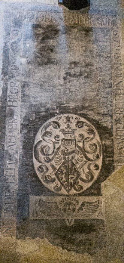 familie wapen van Assema op grafsteen in het koor van de kerk van Ouwsterhaule